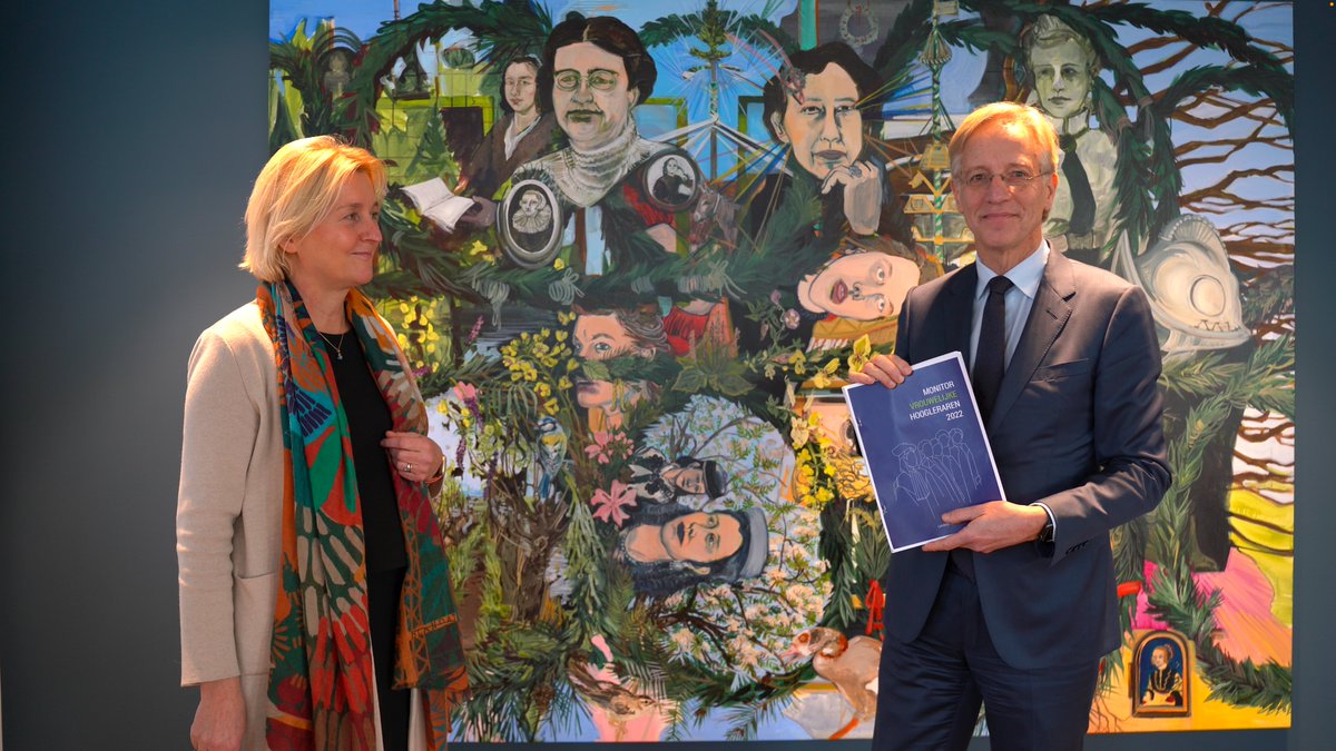Prof. @JJMTakkenberg, chair of the <a href="/LNVH_NL/">LNVH</a>, just presented the highlights of the 2022 Women Professors Monitor, and presented the first copy of the Monitor to minister of Education, Culture and Science (<a href="/MinOCW/">Ministerie van Onderwijs, Cultuur en Wetenschap</a>) <a href="/RHDijkgraaf/">Robbert Dijkgraaf</a>. #MVH2022