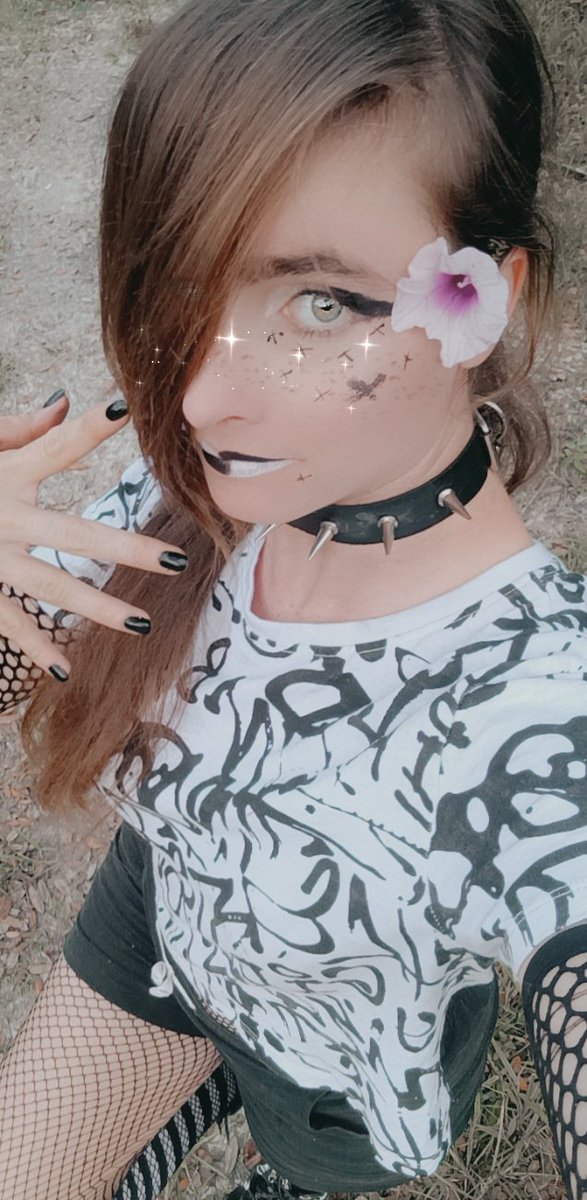 LokiElfGod_1's tweet photo. You always said you'd be there for me you use to say you'd miss me if I where gone but how long will it take you to dry your tears and forget I use to be your world that I was your one any only until the day you told me goodbye #emo #emogirl #emostyle #emohair  #emofashion #scene https://t.co/605uIMl6mB