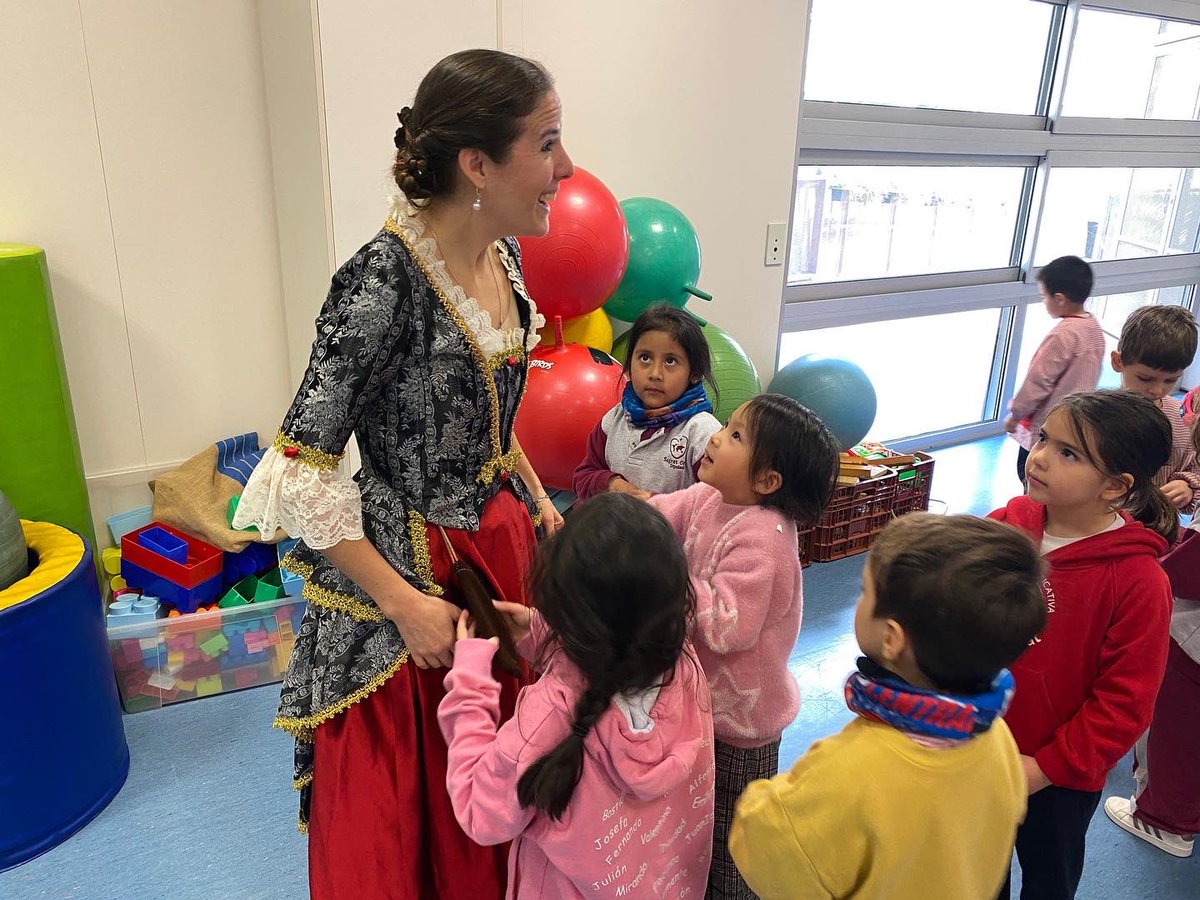 SagratCorDip's tweet photo. La Sole, mare d’una alumna de P5, ens ha fet viure un viatge al passat.

Reis, trobadors, ballarins de la cort… A través d’un conte ens ha explicat l’origen del ballet i les danses més clàssiques que ara coneixem.

#sagratcordiputacio #fundacioneducativasofiabarat #aprenem https://t.co/iQznrrn0Lk