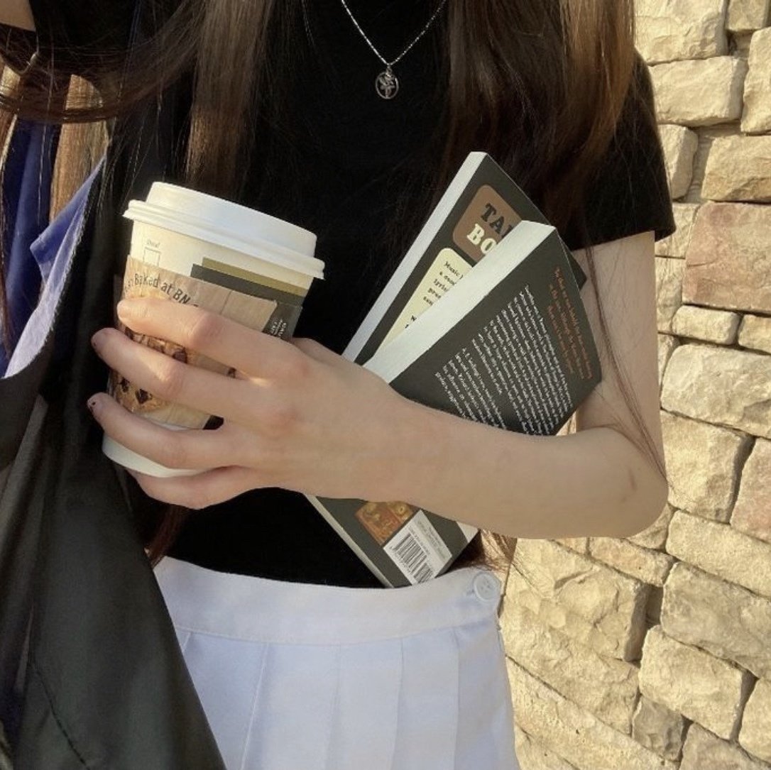 studyselly's tweet image. #studytwt #studytwtbr 

    ➢ estudante do 2° EM
    ➢ curso técnico em química (2/3)
    ➢ ela | dela, 2007
    ➢ pt-br, en básico.
    ➢foco: enem, fluência em inglês.

💌 | olivia rodrigo, taylor swift, livros, gilmore girls, harry potter...

             ♡/↺ = mutuals