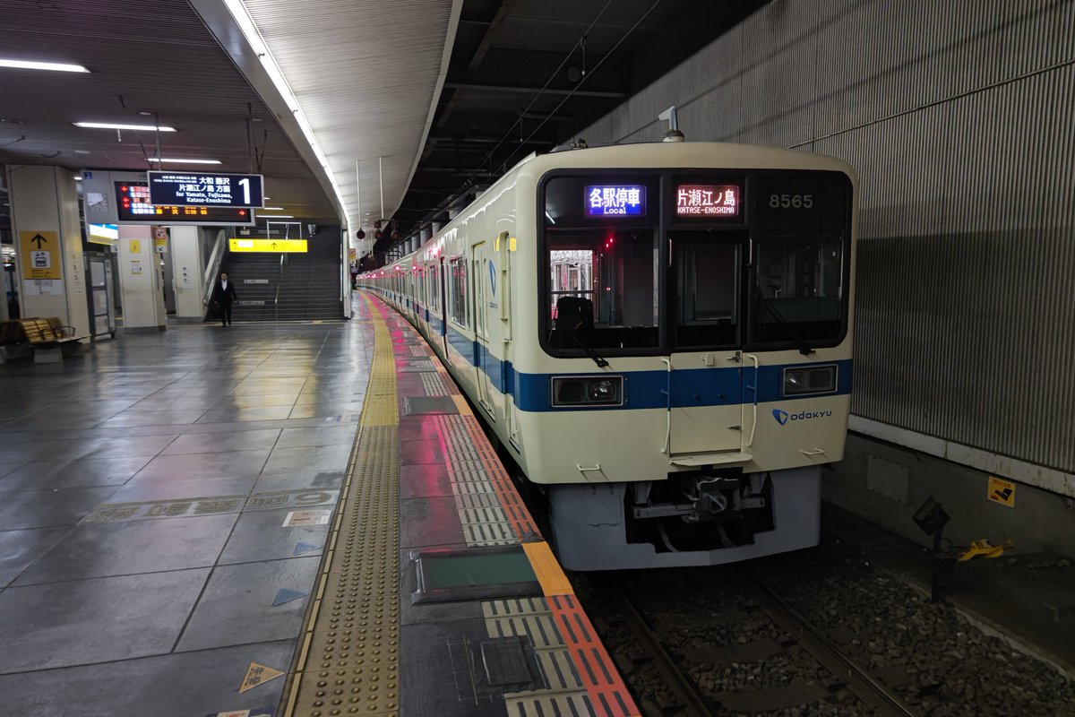 ossanforossan's tweet photo. おはようございます。
始発片瀬江ノ島行き
#おはようトレイン 
#小田急8000形
#8265F https://t.co/kIqomS99hn