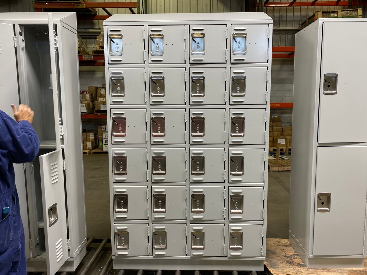 DebourghMfg's tweet photo. Rio Americano HS in Sacramento, CA
#COREConstruction
#APEX #SentryThreeLatch #LouveredVentilation #5KnuckleHinge #AshGray #SlopeTop #ClosedBase #SentryTwoLatch #DeBourgh #Lockers https://t.co/0kYO77eHEp