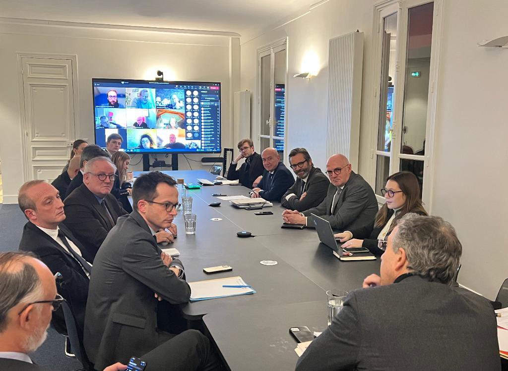 Avec_Edouard's tweet photo. 🔵 Réfléchir 💬, échanger 👥 et construire ⚙️ 
⚪️ Nouvelle soirée sous le signe du partage ! Le pôle Idées d’Horizons a organisé sa 3e Rencontre en présence d’@EPhilippe_LH et @louisvogel qui étaient accompagnés d’un invité d’exception, @DominiqueReynie.

#JeRejoinsHorizons https://t.co/HmRuXY5dvh