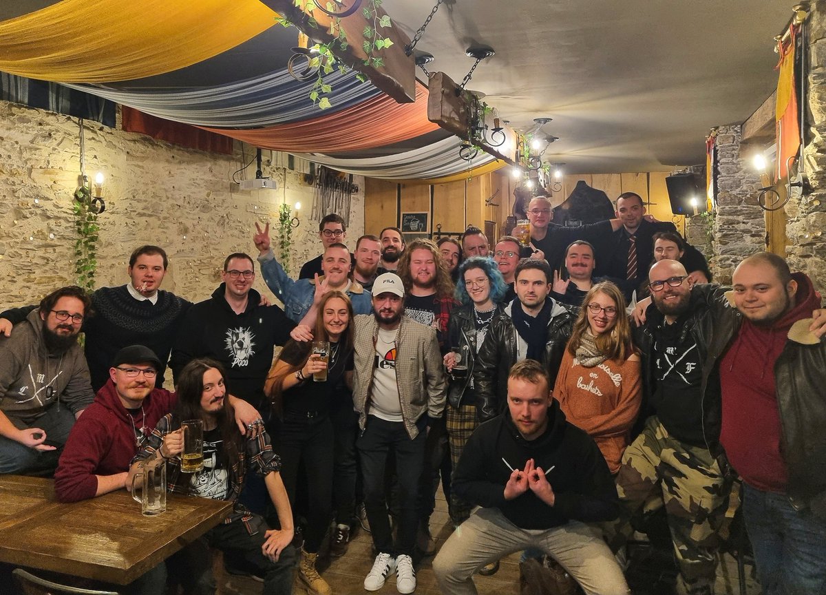 LaMegaforge's tweet image. Coucou les hétéros 👀

Ce week-end c'était le meetup d'hiver 2022 d'LMF (nous).

Beaucoup de monde a ramené sa gueule pour les activité "se geler les glaouis","s'enculer 22 shots en 10sec" et "signer le Gros CD Sa Mère" 🍻 

C'était un putain de week end comme d'hab.

Merci 🤍