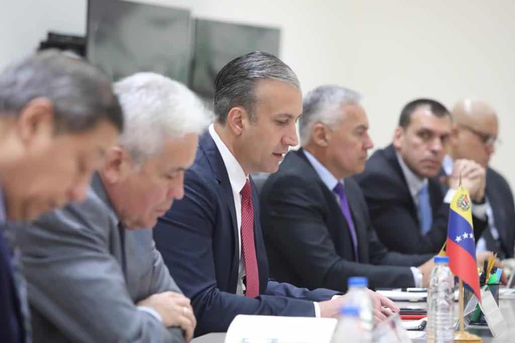 He recibido la visita del Embajador de la República Árabe Siria 🇸🇾 Conversamos de la relación y hermandad de los pueblos. Aquí la comunidad siria supera el millón de paisanos, entre esos, mi padre. Expreso <a href="/TareckPSUV/">Tareck El Aissami</a> VIVA la HERMANDAD SIRIO-VENEZOLANA. 
#VenezuelaIndestructible