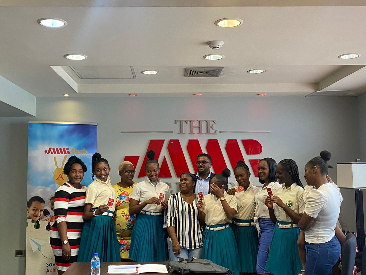 jmmbgrouptt's tweet image. Shawn Moses, Chief Executive Officer of JMMB Bank, presented each of these students from Morvant Laventille Secondary School with a JMMB Youth Account with a $1,000 deposit. 

#JMMBCares #JMMBgivesback #JMMBTT