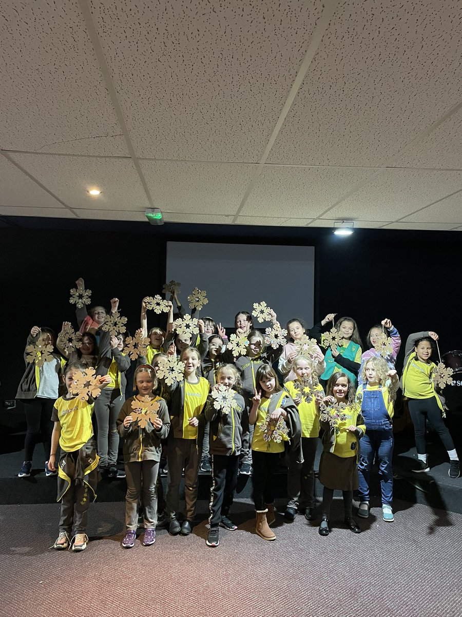 Christmas Snowflakes ❄️ and we had a Girl Scout from America 🇺🇸 join us who is visiting the UK for a few months!! Can you spot her <a href="/MerseysideGG/">Girlguiding Merseyside</a> <a href="/girlscouts/">Girl Scouts</a> <a href="/Girlguiding/">Girlguiding</a>