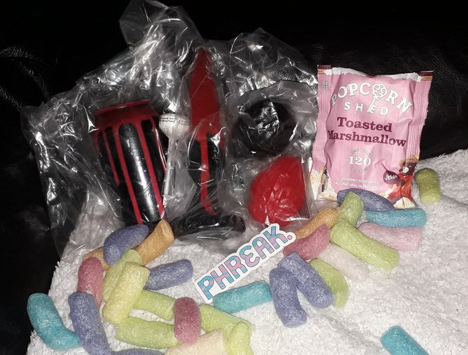 New toys came in today!!! Thanks @Phreakclub for those lovely black and red  items 😍  Cola Can - one<a class="tags" target="_blank" title="On Twitter" href="/?out=eyJ0eXAiOiJKV1QiLCJhbGciOiJIUzUxMiJ9.eyJpYXQiOjE3MjYzNjY5MDksImlzcyI6InR3cG9ybnN0YXJzLmNvbSIsIm5iZiI6MTcyNjM2NjkwOSwiZXhwIjoxNzU3OTAyOTA5LCJyZWRpcmVjdF91cmwiOiJodHRwczovL3R3aXR0ZXIuY29tL1BocmVha2NsdWIifQ.9VWTz6oV_-nwwllU0GAsVTBc0sHvbOHyGH3kwYIbgXmXpuolltm6qYKdxZx2oo5SD_ettLckohhzByMRSpwVjw">@Phreakclub</a>