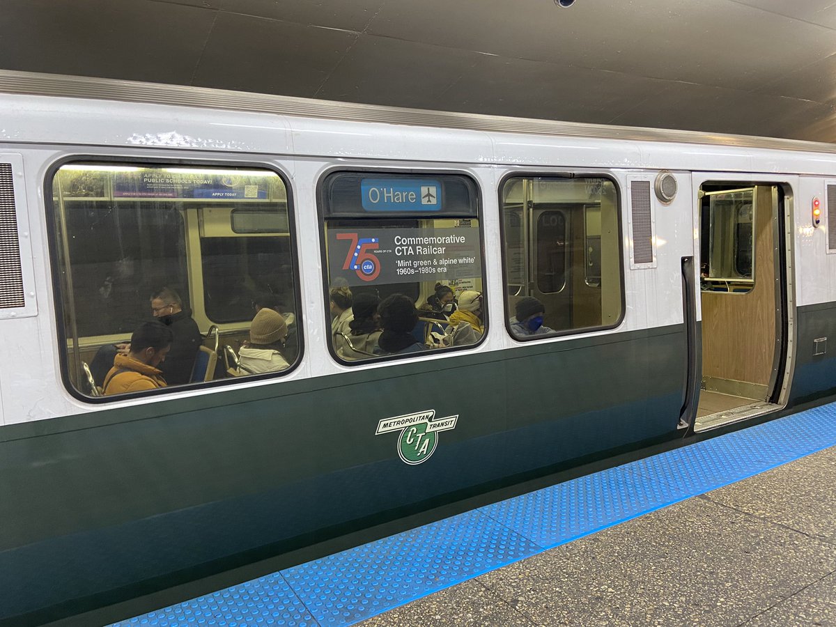 max_potthoff's tweet image. Very cool! Spotted the vintage wrapped mint green/alpine white L car on blue line. Love this kind of stuff