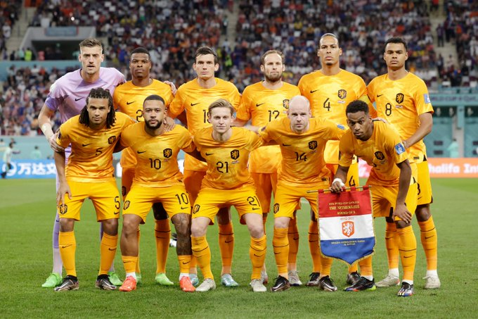 _MateoMJ's tweet photo. 🇳🇱 Holanda es el próximo rival de Argentina en la #CopaMundialFIFA 

Basándonos en sus partidos en fase de grupos, hicimos un breve resumen de su estilo de juego para entender sus características, ventajas y desventajas.

✅ En colaboración con 
@RuedaLaBocha. https://t.co/LAhkyau8ua