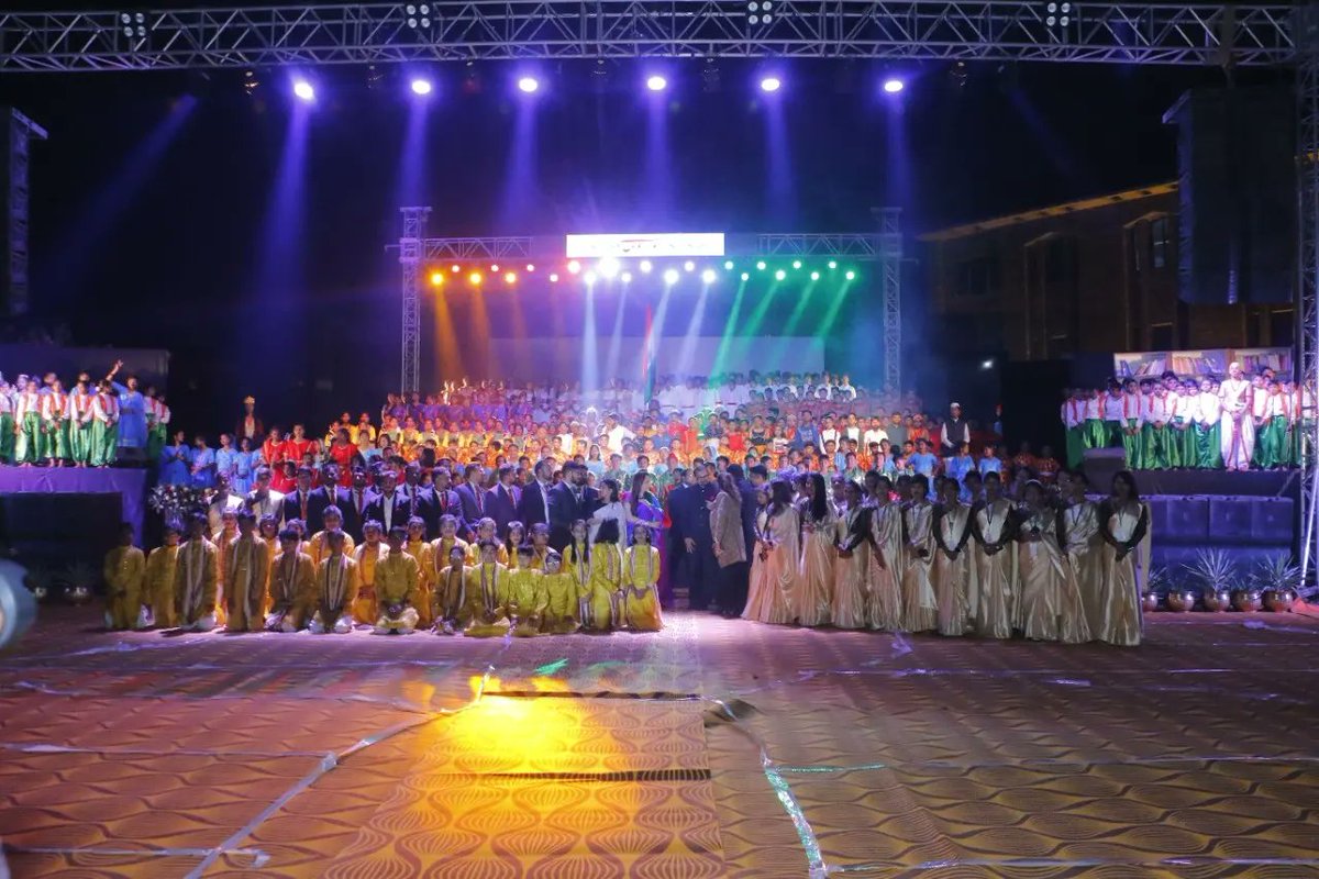dwps_orai's tweet photo. Patriotism is the willingness to kill and be killed for trivial reasons.
Our kids showed their feelings towards their country through the drama "SAARE JAHAN SE ACHCHA".

The drama was focused on the legends (Aryabhatta, Chakravarti Samrat Ashok, Rani Laxmibai, Bhagat Singh) https://t.co/EEz9Fw1htg