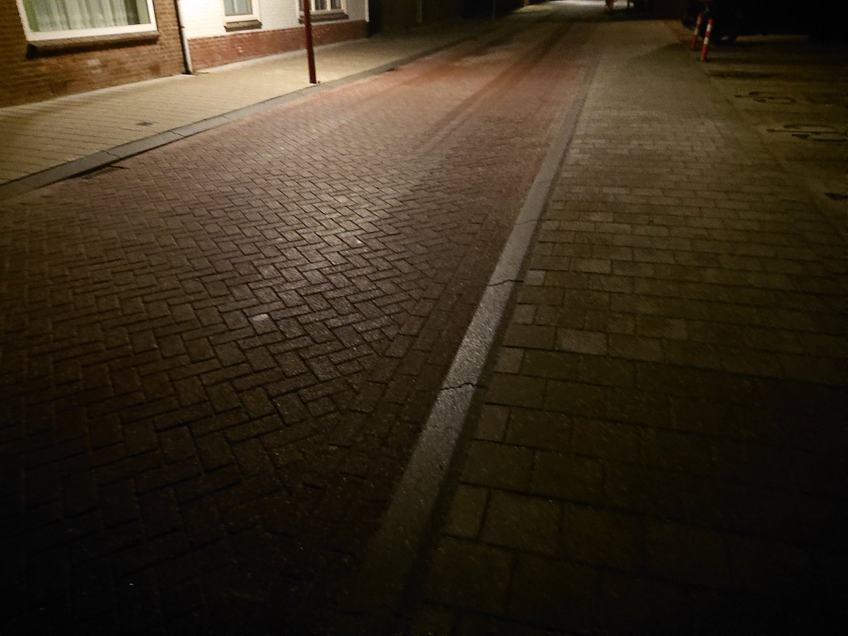 Straat en stoep zijn erg glad hier. Bevriezing na regenbui. Pas d'r voor op, je gaat zo op de bips. 🍵