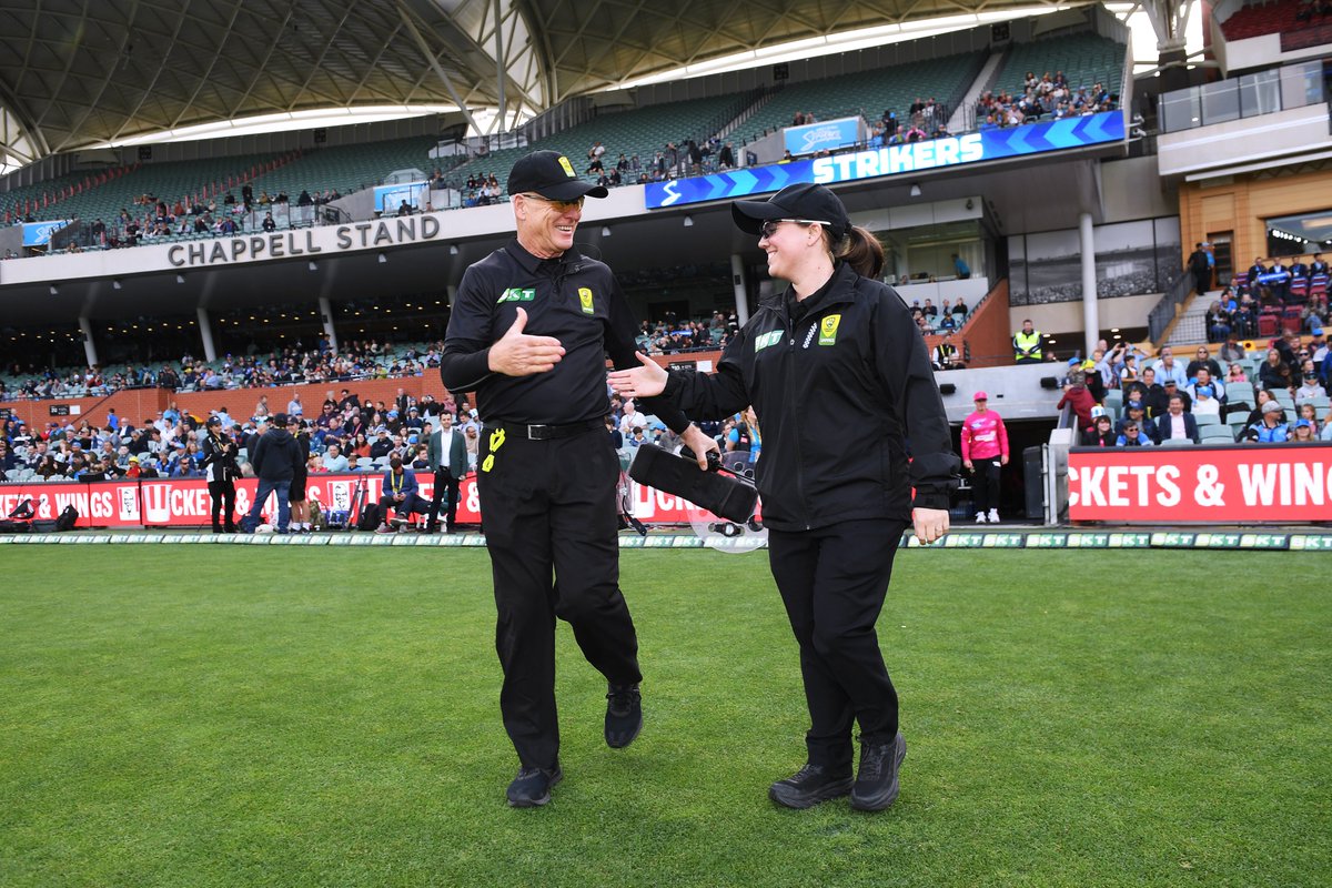 Amazing to see <a href="/esheridan85/">Eloise Sheridan</a> become the first female to umpire a BBL match last night 🤩 Another historic milestone for Eloise and the game of cricket!