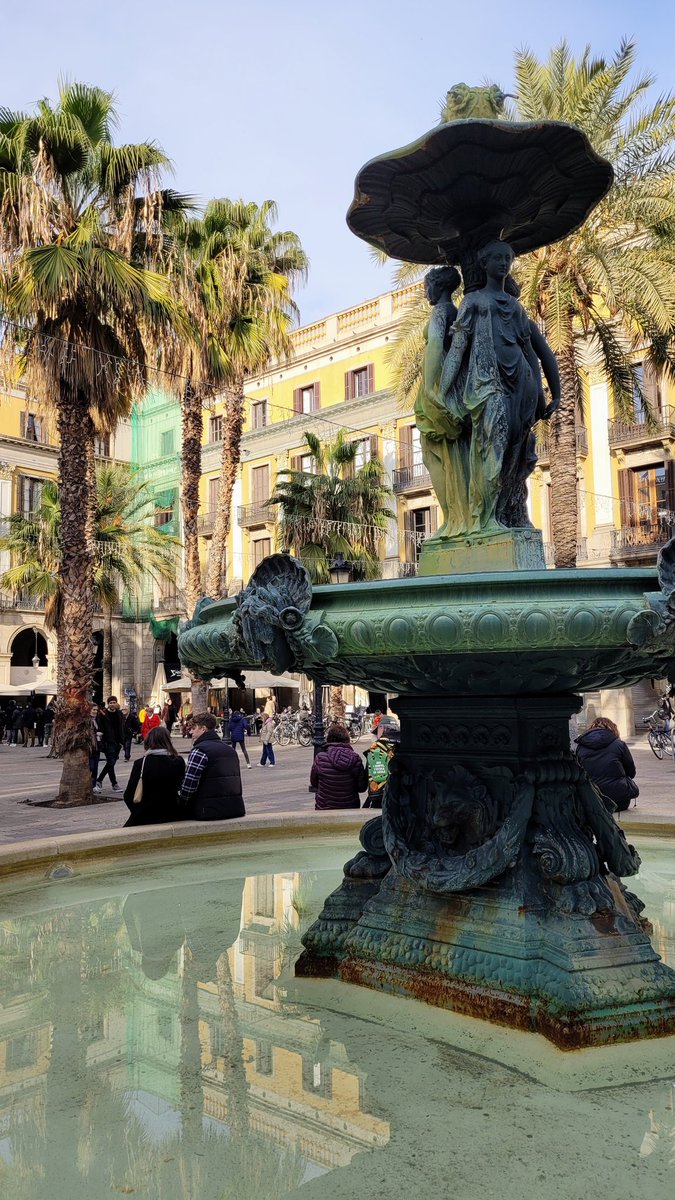 Gerhardss's tweet photo. #Catalunya #Barcelona #CiutatVella #lovebcn #afternoon #promenades #architecture #wanderlust #square #streetphoto #Plaça #Reial #bcn💚 https://t.co/rjTFLPmtkl