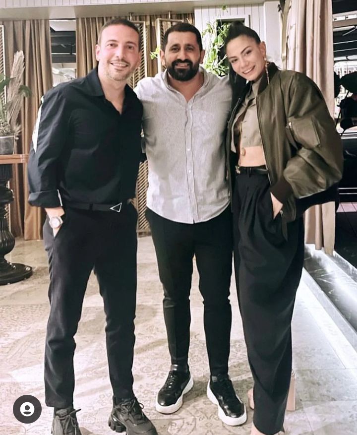 teamekcd's tweet photo. De anoche  ❤️❤️Demet con su esposo y amigos https://t.co/sZeWYqlFyc