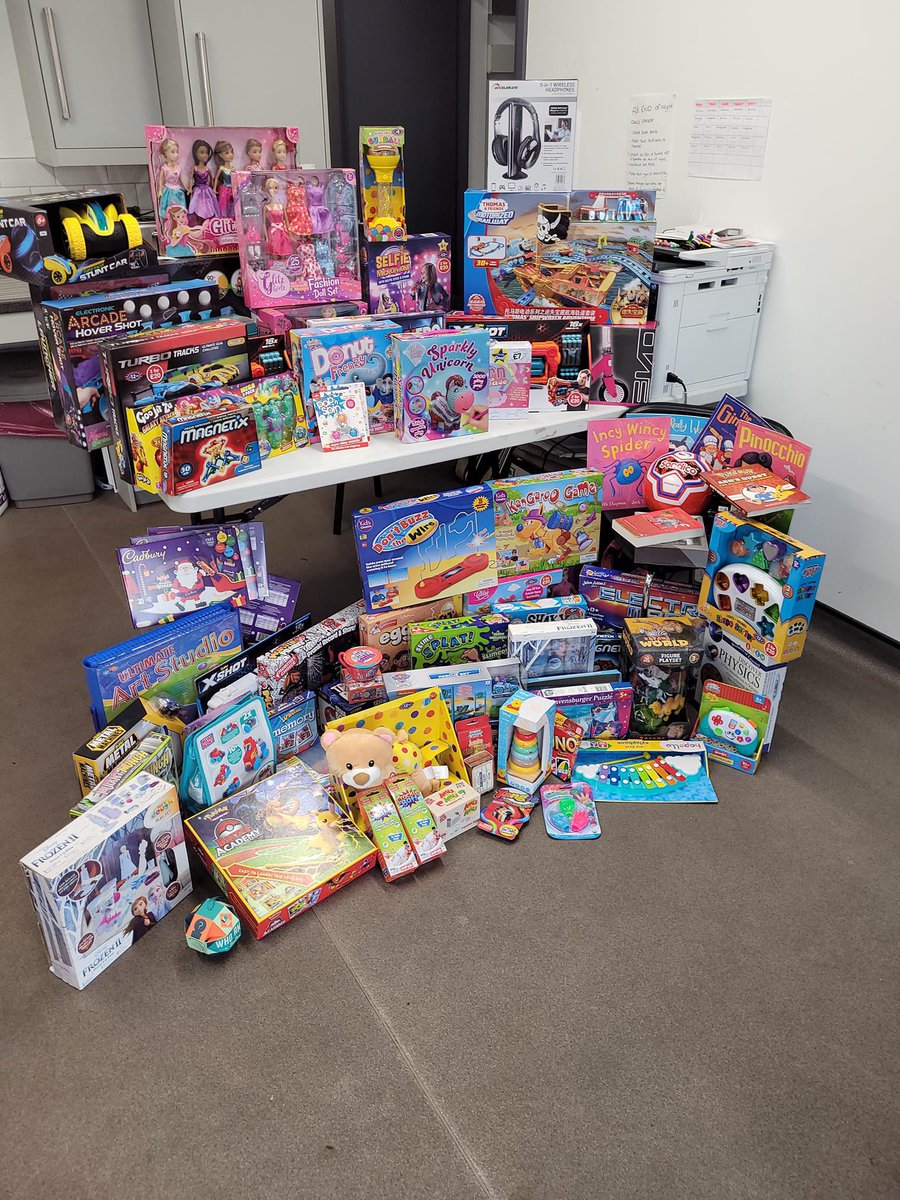 CharterNI's tweet photo. A Big Thank you to the Diamond Project Ladies that have been back out today delivering Christmas Dinners, A Hug in a Mug, Toys etc in Lord Street/Avoniel area. 

Supported by NIHE, East Belfast Protestant Boys and East Belfast Mission.

#DiamondProject 💎 https://t.co/8YErfohARg