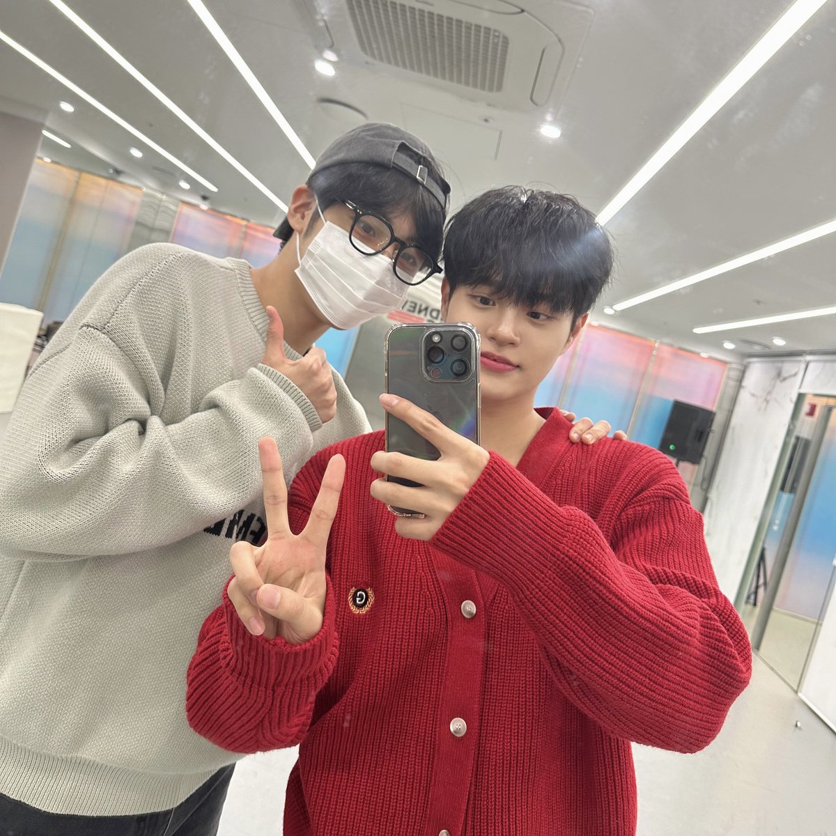 BN_Music's tweet photo. 'BRANDNEW YEAR 2022' D-3🎁
 
#AB6IX #이대휘 와 #YOUNITE 의 콜라보 무대가 'BRANDNEW YEAR 2022'에서 공개됩니다✨

12월 18일 오후 5시❣함께해요💘

예매 : YES24 (https://t.co/MBTJTER0wm)

#에이비식스 #유나이트 #은상
#BRANDNEWYEAR2022 
#브랜뉴뮤직 #BRANDNEWMUSIC https://t.co/GEDm2jCo47