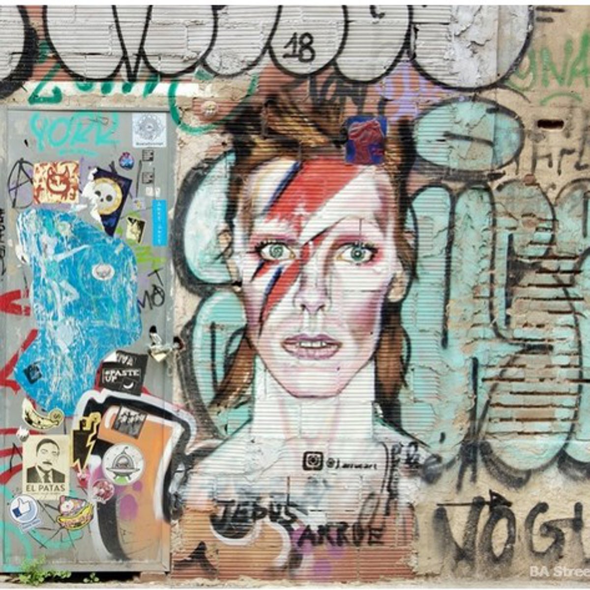 amelpodcast's tweet photo. El primer #grafiti indultado en España es un retrato de David Bowie realizado por el artista Jesús Arrúe que se puede ver ya en el @centredelcarme 👂🏾=> https://t.co/vHrUJPZYmX https://t.co/CWrM76yImS