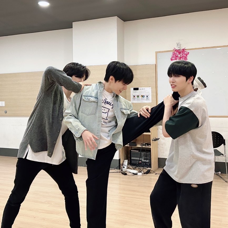 oneusmagazine's tweet photo. 221215 || KBS_2022Gayo hesabının paylaştığı fotoğraflara göre, Leedo, Seoho ve Hwanwoong, The Boyz üyeleri (Juyeon, Q ve Sunwoo) ile birlikte yaklaşan ödül töreni Gayo Daechukje'de özel sahne alacak. 

@theboyztr
#THEBOYZxONEUS

#oneus #원어스 @official_oneus 
#omt_221215 https://t.co/m3jZC1zfa7