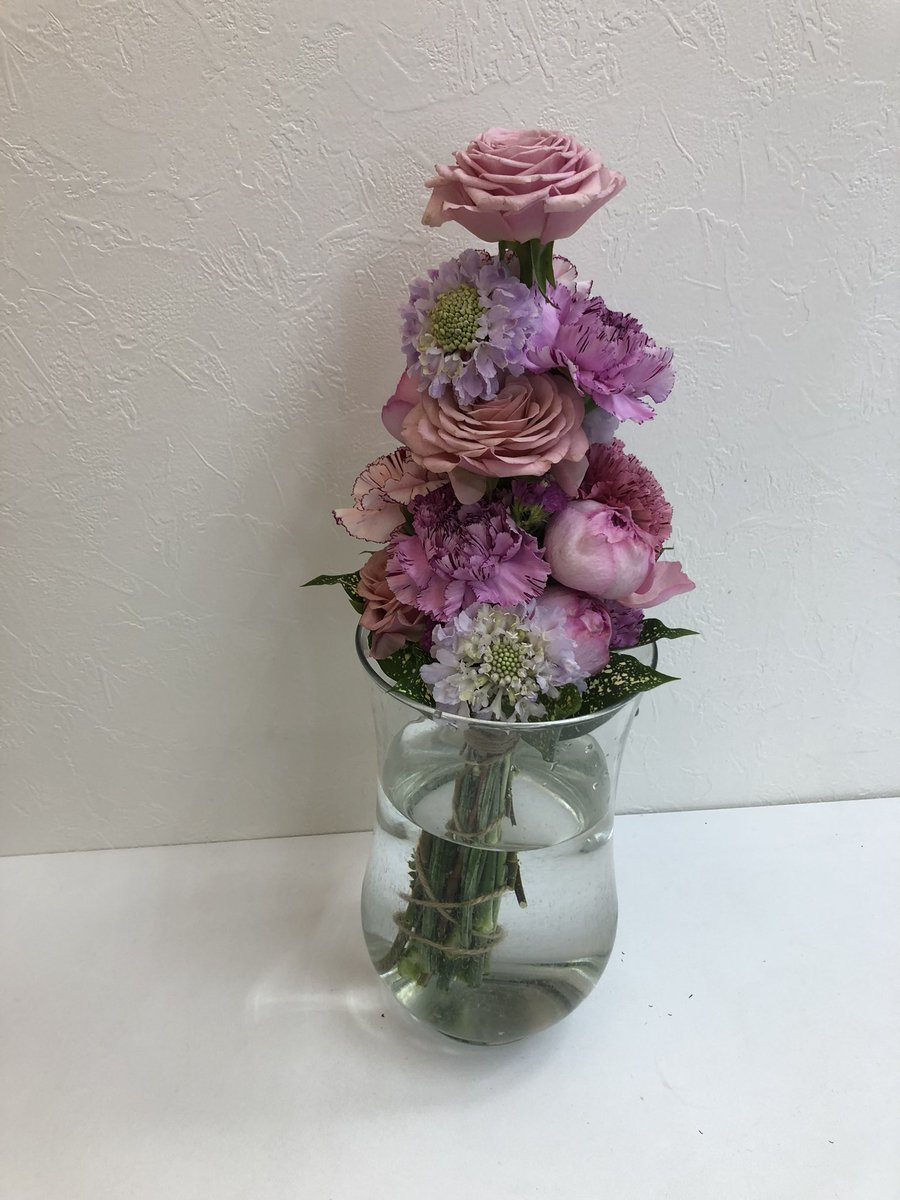 chackyfire's tweet image. かなり久々の投稿ですが、ヴィクトリーブーケとウェディングブーケに挑戦してみました。前者はオリンピックとかでよく使われるような勝利をイメージするものだそうです💡
お花もどうデザインするかで意味や表現が変わるのでフラワーデザインは本当に楽しいと思います(^^)