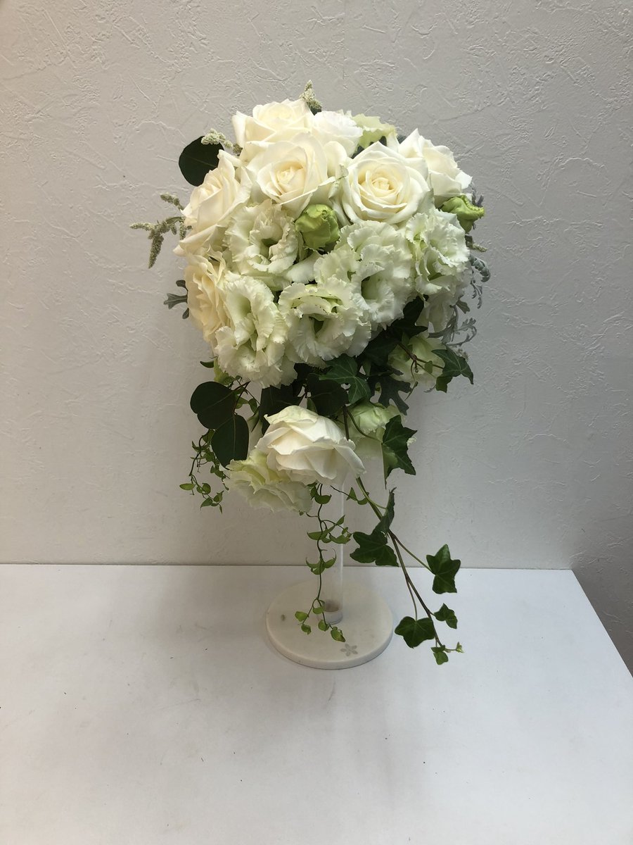 chackyfire's tweet image. かなり久々の投稿ですが、ヴィクトリーブーケとウェディングブーケに挑戦してみました。前者はオリンピックとかでよく使われるような勝利をイメージするものだそうです💡
お花もどうデザインするかで意味や表現が変わるのでフラワーデザインは本当に楽しいと思います(^^)