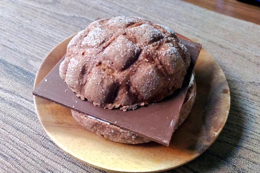 チョコをがっつり食べたい時に！ローソンのチョコはみ出るメロンパン！？
