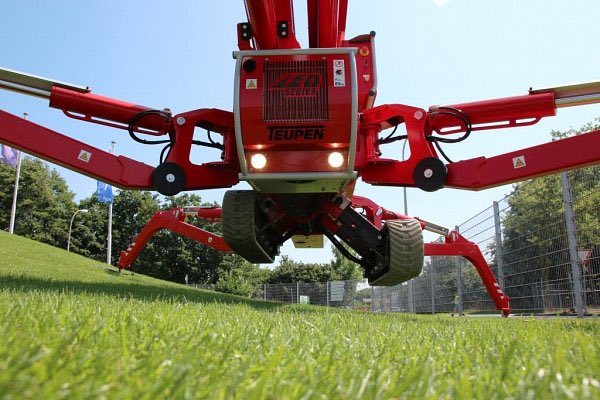 arblift's tweet photo. Experience the versatility and innovation of the Teupen Leo 21 GT arblift. With a max working height of 21m and a max side reach of 12m, this agile machine is perfect for a wide range of applications. #arblift #teupenleo21gt #spiderlift https://t.co/cxr8ZuEg5R