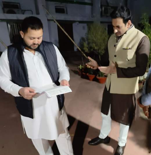YusufRJD's tweet photo. बिहार के https://t.co/Eejz4MrbLN श्री @yadavtejashwi से मिलकर डेंगराही,कठडुमर  एवं घोघसम घाट पर पीपा पुल के निर्माण हेतु प्रशासनिक स्वीकृति प्रदान करने का आग्रह किया। आशा ही नहीं पुर्ण विश्वास है कि पुल के निर्माण की प्रक्रिया को जल्द से जल्द पुरा कर लिया जाएगा।
@yadavtejashwi https://t.co/tZqajAd7UP