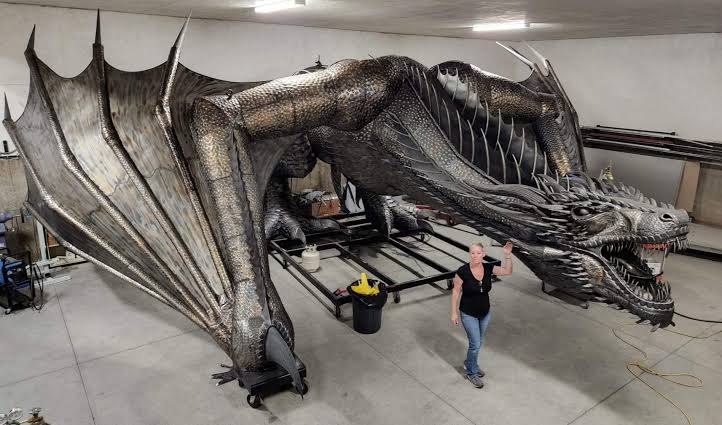 PortalASOIAF's tweet photo. O escultor canadense Kevin Stone construiu um enorme e incrível Drogon  – um dos dragões da Daenerys em Game of Thrones – todo feito de metal. https://t.co/CFxV5yP3vn