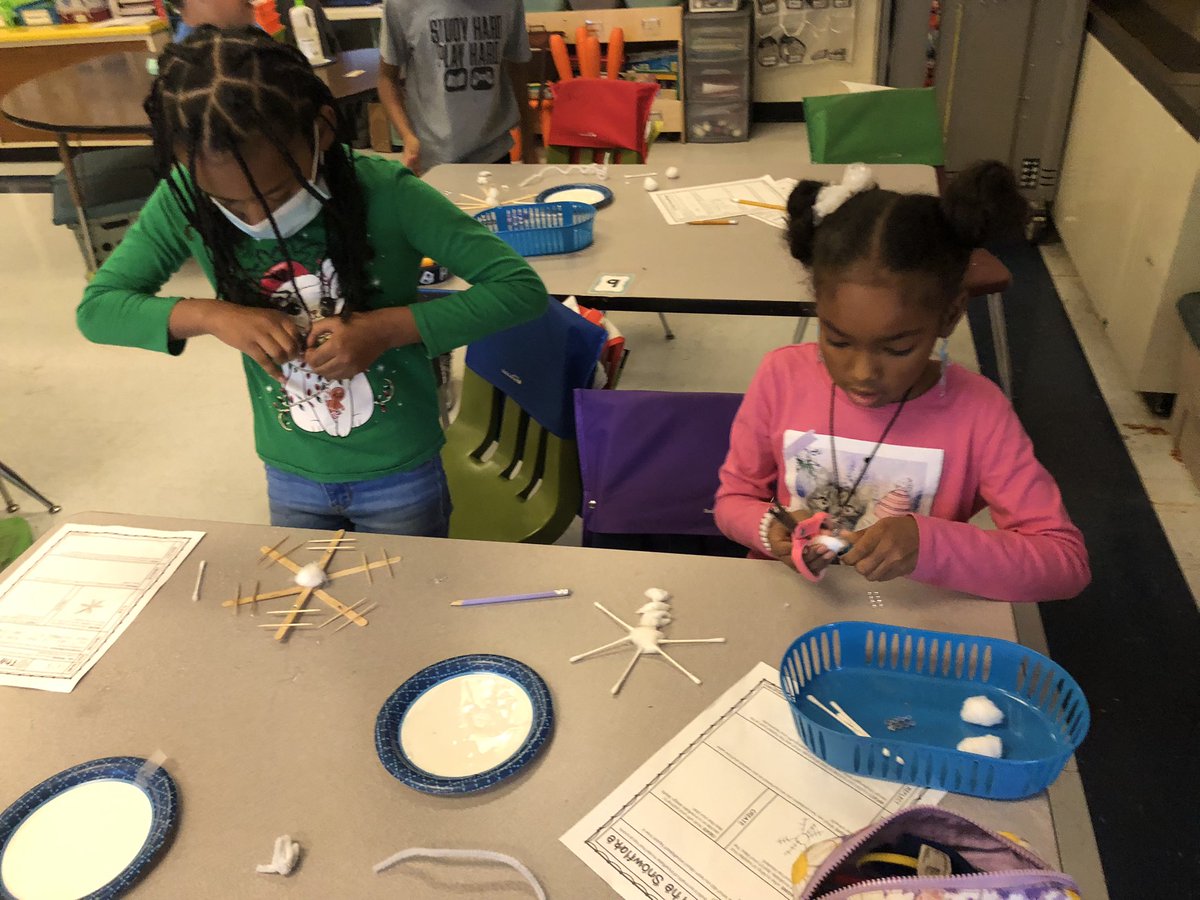 McIntoshElem's tweet photo. Mrs. Diehl’s class snowflake STEM activity. #TeachHustleInspire #NNPSProud #McIntoshScotties #terrificthirdgrade #STEMDay https://t.co/doZwqjquLb