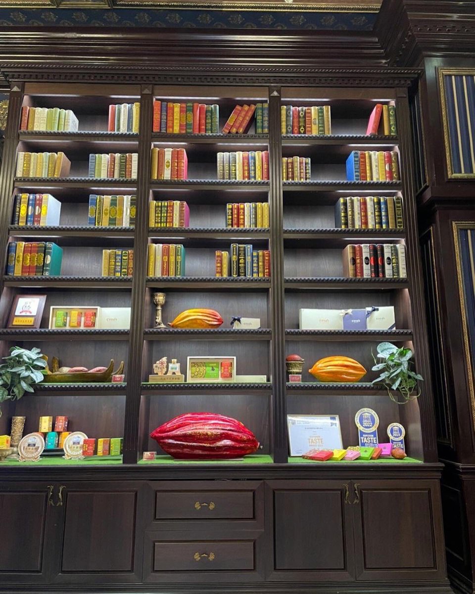 Is there anyone who likes reading? I have a lot of books.