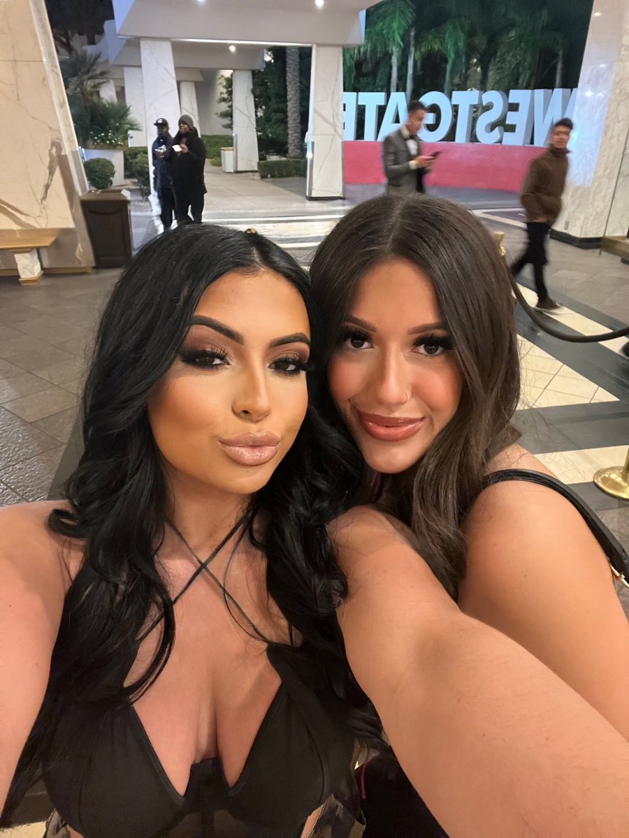 tay_land12's tweet photo. @ashleeriveraa miss u https://t.co/DIgqqeODfv