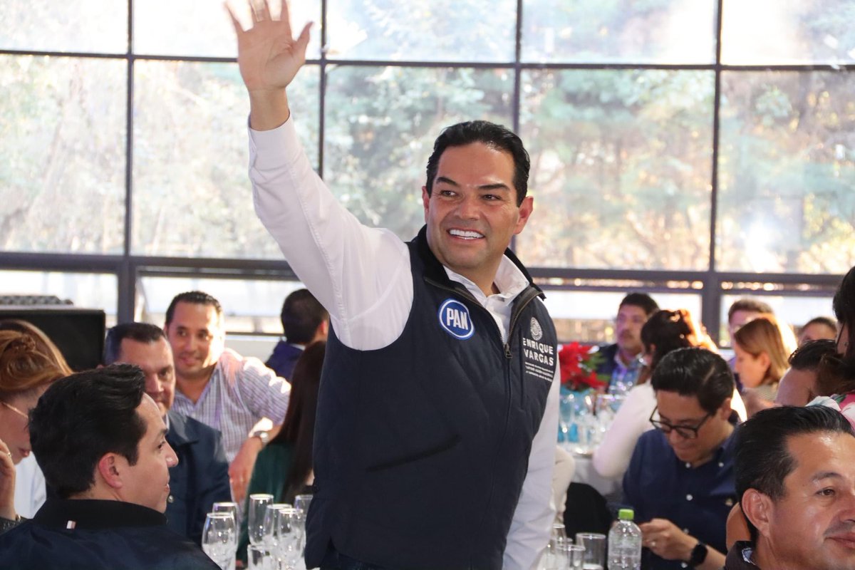 EnriqueVargasdV's tweet photo. Esta tarde tuve la gran oportunidad de sumarme al festejo con las y los integrantes del Sistema PAN del #Edomex con quienes celebré la oportunidad que nos ha dado este año de trabajar unidos, de fortalecer nuestra amistad y consolidar nuestra convicción de que sí es posible (1/2) https://t.co/kbQMVQbpW4