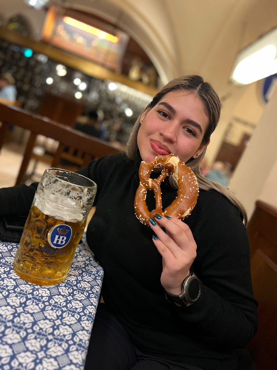 maryandre10_'s tweet photo. Al final si paré en un bar de Europa (fueron varios) riéndome de la vida🤍✨️🫶🏼🥰 https://t.co/5uYQcIBCAz