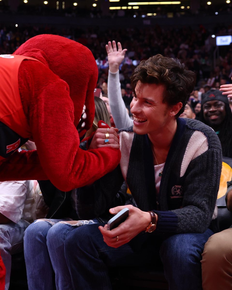 .@ShawnMendes taking in some @raptors action! ⭐️ #NBACelebRow