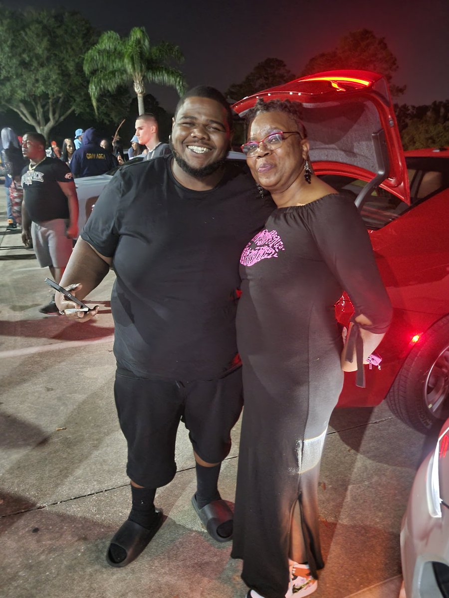 msmeek4life's tweet photo. Thank you for the birthday pic @TOPBIZZY 💯
#ladiessmackvol10 #smackvol10 #dolopack https://t.co/Dqp5BxCYki