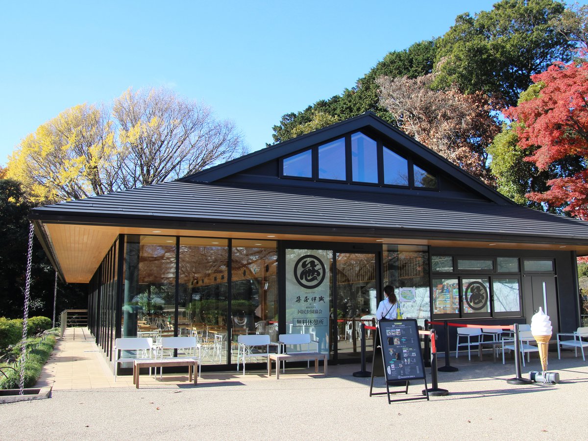風景式庭園にある中央休憩所 #カフェ「SASAYAIORI＋新宿御苑では季節の #スイーツ をご用意。今のおすすめは「福来どらやき 安納芋」。しっとりとした #安納芋 の餡、生クリーム、粒あんをふわふわの #どら焼き で挟んだ人気商品です。自然な甘さで気分がほっこりしますよ☺
#新宿御苑 #和スイーツ
