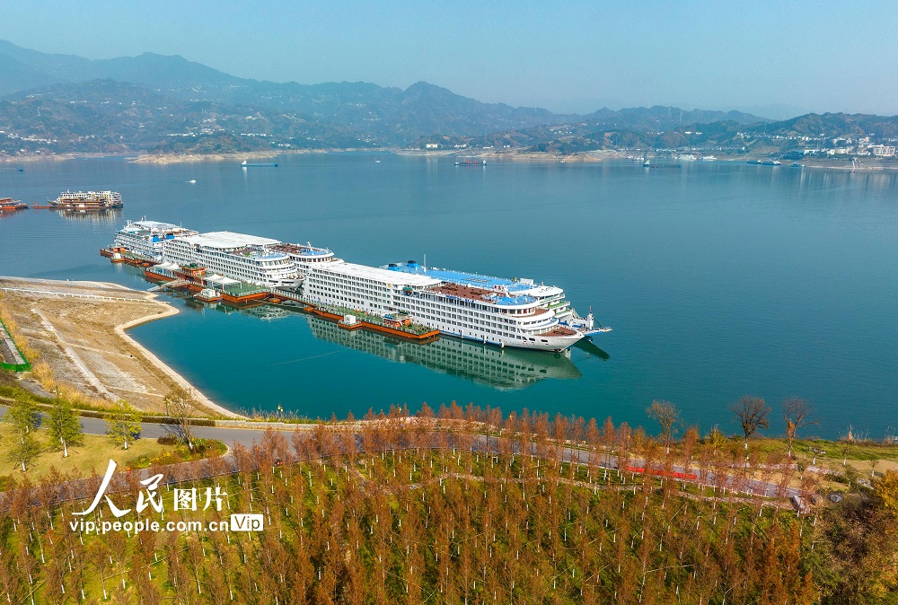 PDChinese's tweet photo. 【湖北秭歸：冬日三峽生態美】眼下，在湖北省宜昌市秭歸縣，長江三峽兩岸層林盡染，色彩斑斕，與藍天、碧水構成一幅美麗的冬日生態畫卷。 https://t.co/aROUHnzujg