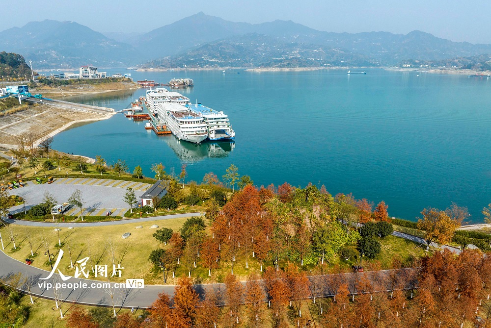 PDChinese's tweet photo. 【湖北秭歸：冬日三峽生態美】眼下，在湖北省宜昌市秭歸縣，長江三峽兩岸層林盡染，色彩斑斕，與藍天、碧水構成一幅美麗的冬日生態畫卷。 https://t.co/aROUHnzujg