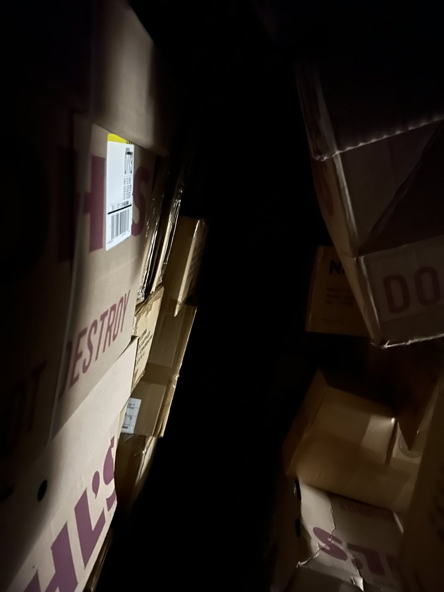 xAsm0deus's tweet photo. I am in the boxes now, this is my house now. https://t.co/M2YKiqlfPi
