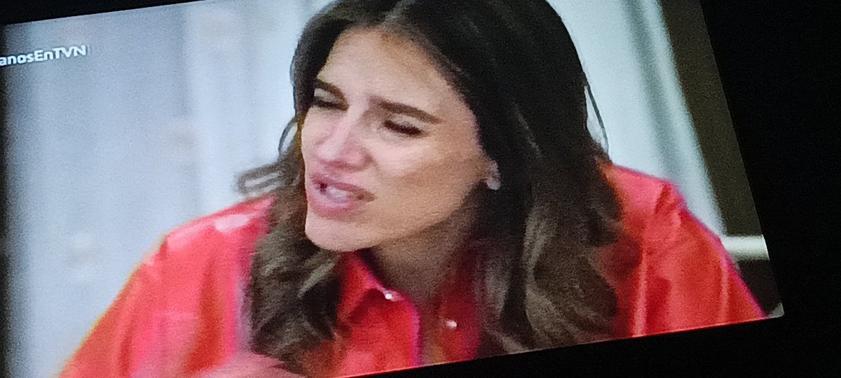 JennyM_O's tweet photo. #UrbanosEnTVN cositaaaa no sabe que es la beca presidente de la República chequetetaaaa https://t.co/ZQ5z12aOwU