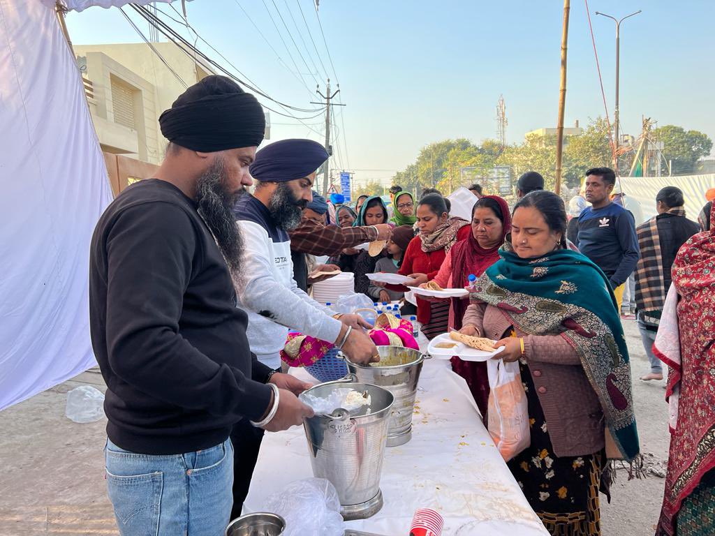 khalsaaid_india's tweet photo. ਜਲੰਧਰ ‘ਚ ਬੇਘਰ ਹੋਏ ਪਰਿਵਾਰਾਂ ਲਈ ਸੇਵਾ 🙏🏼🙏🏼

#Khalsaaid #Sewa #Latifpura #jalandhar https://t.co/Kaw8nYoEsV