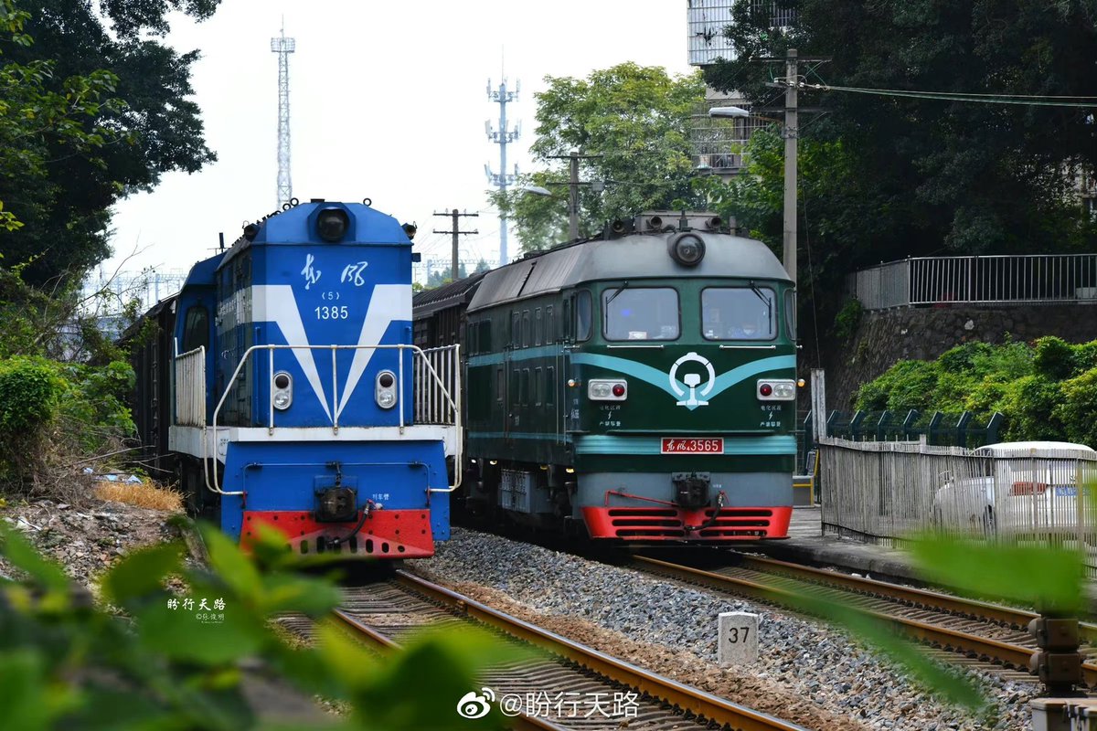 SakunaiHinata's tweet photo. 機関車を相互入換しうる術

写真:盼行天路
#中国鉄道 #広東 #ディーゼル機関車 #DF5 #DF4B #東風型DL #貨物列車 https://t.co/VaauJ525Wq