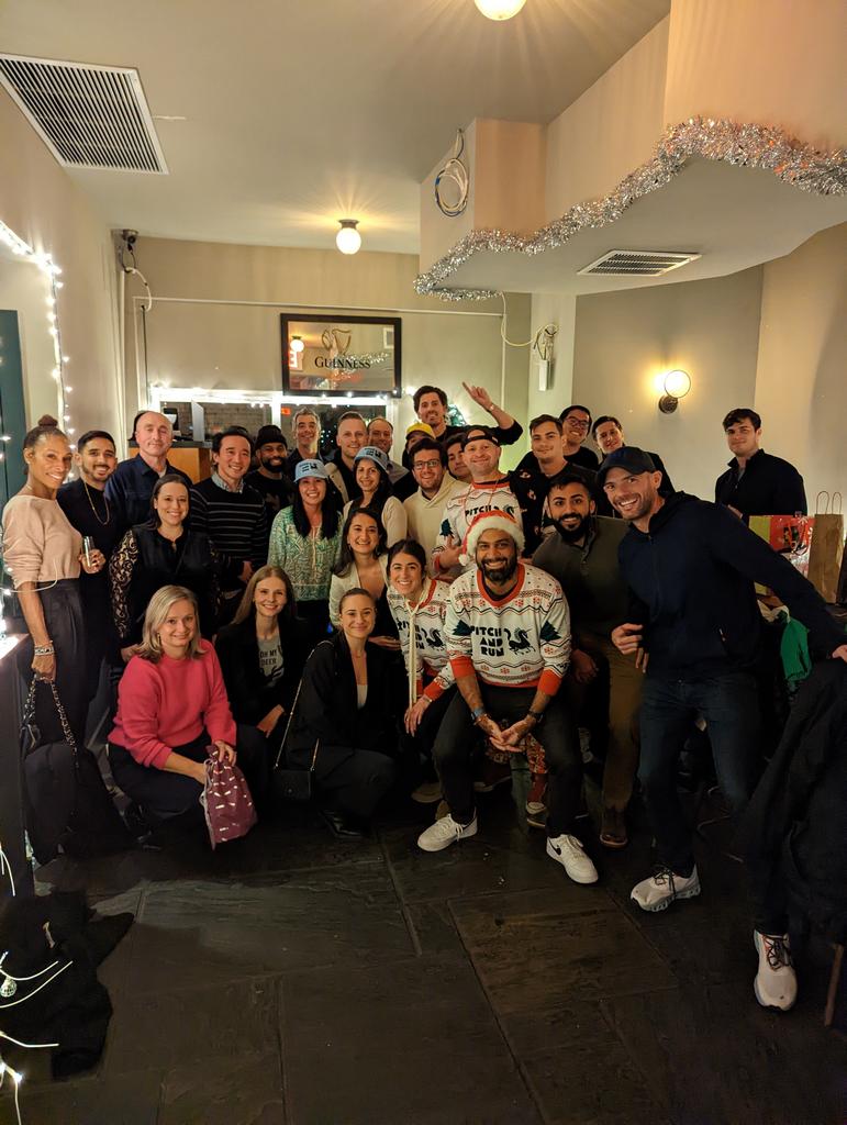 NOW THAT'S A HOLIDAY PARTY (and family 😍)