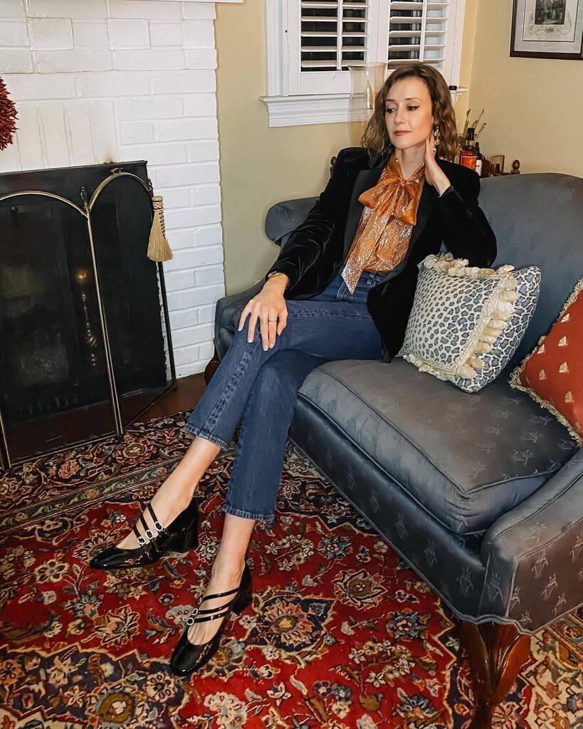 districtofchic's tweet photo. When the dress code says “ugly sweater,” and you say “thanks, but no thanks.” 🙃 
.
Wearing:
@sezane blouse (linked in stories)
@mango blazer
@andotherstories jeans
@reformation shoes (linked in stories)
@sophieblakeny rings
.
.
.
holiday outfit, part… https://t.co/ujFW8H5Yxf https://t.co/bX5avlfqc7