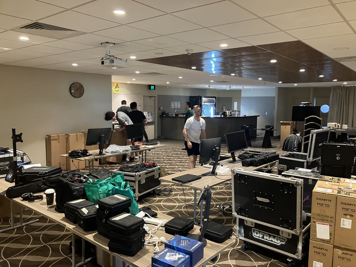 mavrickmaster's tweet photo. Getting set up! 😍 @BrisVegasLAN https://t.co/Zc6E25WGsa