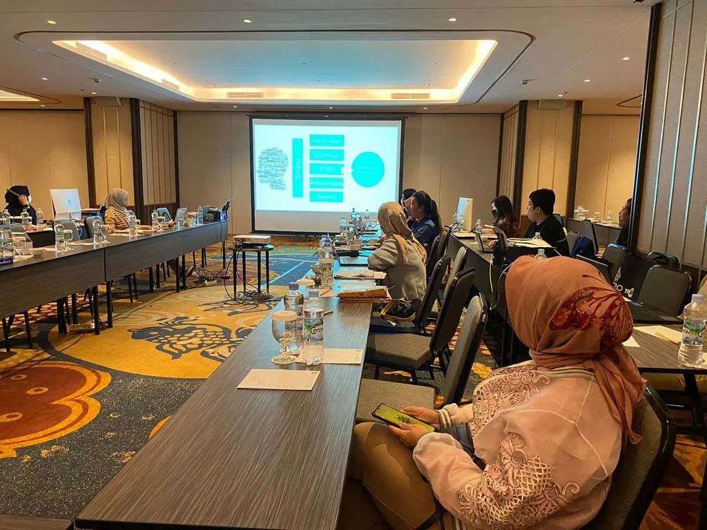 alexa_adeline's tweet photo. With : Team UNIT MANAGER BERITA TVRI
Membahas ttg Kesehatan Mental di Lingkungan Kerja
Salut bgt sama teman2 di sana yg masih tetap semangat mengerjakan tugas &amp; belajar hingga larut malam.
Terimakasih atas kepercayaan yg diberikan kepada saya utk berbagi ilmu ttg kesehatan mental https://t.co/vj60ozI4Kp