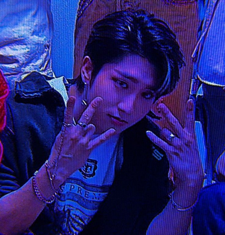 emoszlut's tweet image. aquilo de montar uma roupa com meu estilo mas eu não me esforcei pra ter algo que combine