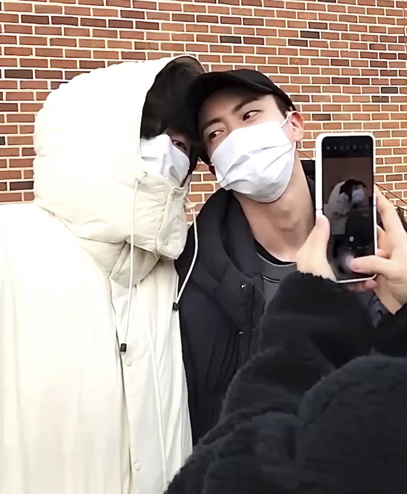 taesjinv's tweet photo. you can see the way Seokjin swallowed the lump in his throat I can’t do this https://t.co/hVBLsUocrI