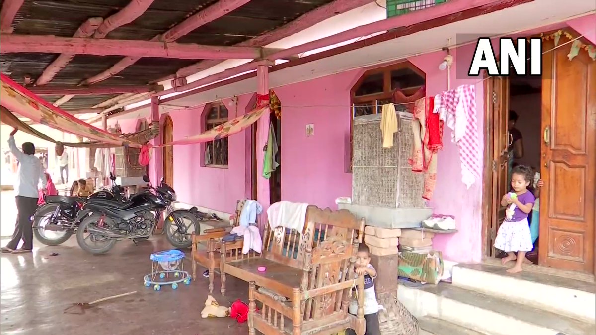 ANI's tweet photo. Maharashtra | A house in Maharajguda village, Chandrapur is spread b/w Maharashtra &amp; Telangana - 4 rooms fall in Maha while 4 others in Telangana

Owner, Uttam Pawar says, "12-13 of us live here. My brother's 4 rooms in Telangana&amp;4 of mine in Maharashtra, my kitchen in Telangana" https://t.co/vAOzvJ5bme